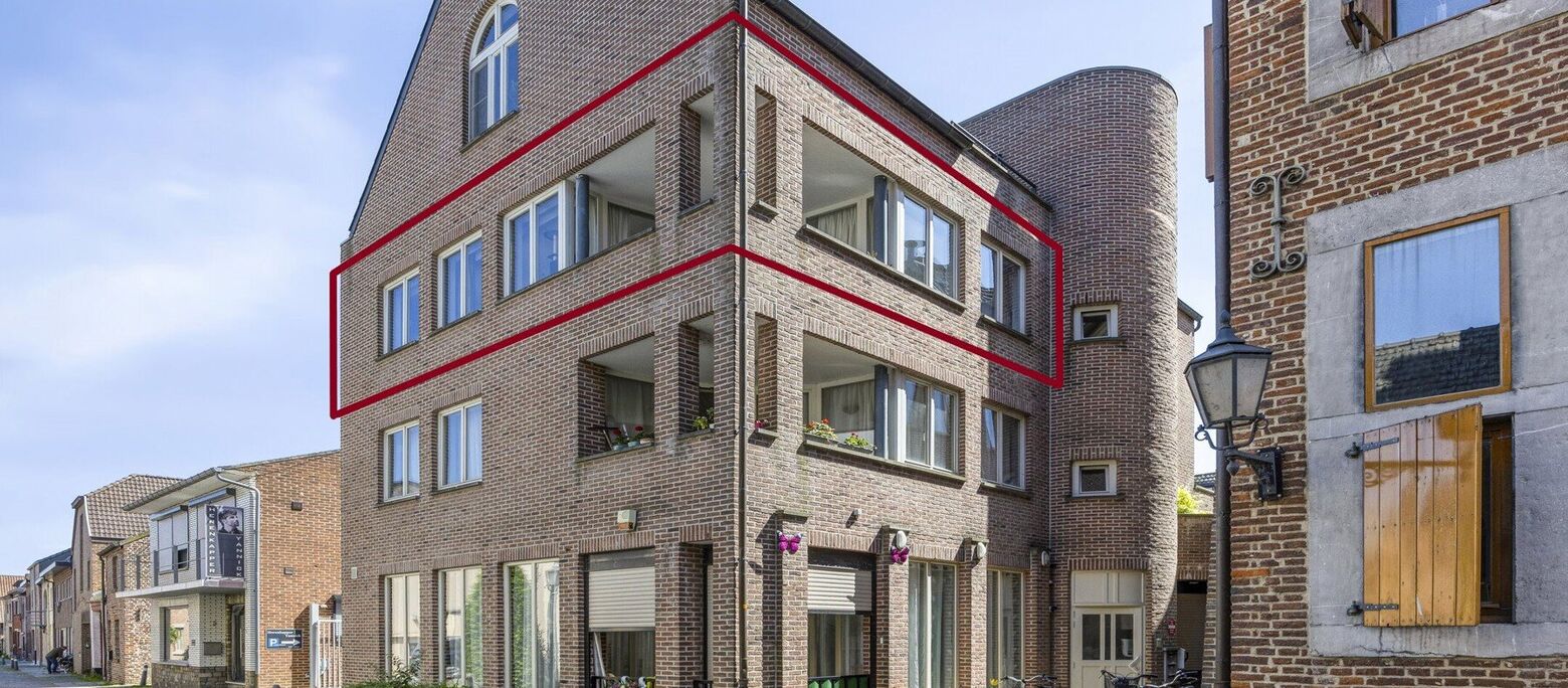 Midden in het centrum van Maaseik bevindt zich dit appartement op de derde verdieping van een imposant herenhuis. De woning werd omstreeks 1651 “In de Soete Naem” genoemd, later in 1710 werd dit herenhuis aangepast aan de late Maasstijl en werd de naa