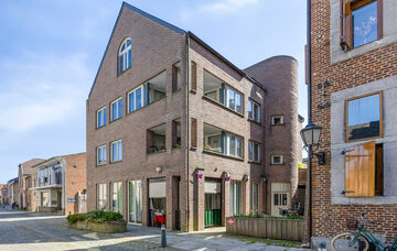 Midden in het centrum van Maaseik bevindt zich dit appartement op de derde verdieping van een imposant herenhuis. De woning werd omstreeks 1651 “In de Soete Naem” genoemd, later in 1710 werd dit herenhuis aangepast aan de late Maasstijl en werd de naa