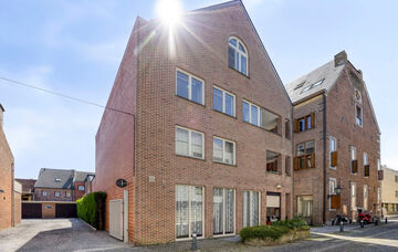 Midden in het centrum van Maaseik bevindt zich dit appartement op de derde verdieping van een imposant herenhuis. De woning werd omstreeks 1651 “In de Soete Naem” genoemd, later in 1710 werd dit herenhuis aangepast aan de late Maasstijl en werd de naa