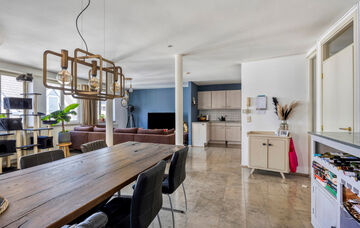 Midden in het centrum van Maaseik bevindt zich dit appartement op de derde verdieping van een imposant herenhuis. De woning werd omstreeks 1651 “In de Soete Naem” genoemd, later in 1710 werd dit herenhuis aangepast aan de late Maasstijl en werd de naa