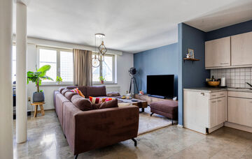 Midden in het centrum van Maaseik bevindt zich dit appartement op de derde verdieping van een imposant herenhuis. De woning werd omstreeks 1651 “In de Soete Naem” genoemd, later in 1710 werd dit herenhuis aangepast aan de late Maasstijl en werd de naa