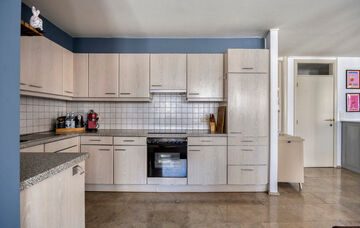 Midden in het centrum van Maaseik bevindt zich dit appartement op de derde verdieping van een imposant herenhuis. De woning werd omstreeks 1651 “In de Soete Naem” genoemd, later in 1710 werd dit herenhuis aangepast aan de late Maasstijl en werd de naa