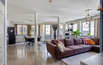 Midden in het centrum van Maaseik bevindt zich dit appartement op de derde verdieping van een imposant herenhuis. De woning werd omstreeks 1651 “In de Soete Naem” genoemd, later in 1710 werd dit herenhuis aangepast aan de late Maasstijl en werd de naa