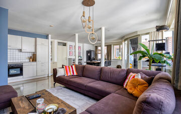 Midden in het centrum van Maaseik bevindt zich dit appartement op de derde verdieping van een imposant herenhuis. De woning werd omstreeks 1651 “In de Soete Naem” genoemd, later in 1710 werd dit herenhuis aangepast aan de late Maasstijl en werd de naa