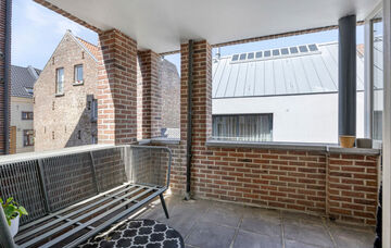 Midden in het centrum van Maaseik bevindt zich dit appartement op de derde verdieping van een imposant herenhuis. De woning werd omstreeks 1651 “In de Soete Naem” genoemd, later in 1710 werd dit herenhuis aangepast aan de late Maasstijl en werd de naa