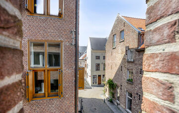 Midden in het centrum van Maaseik bevindt zich dit appartement op de derde verdieping van een imposant herenhuis. De woning werd omstreeks 1651 “In de Soete Naem” genoemd, later in 1710 werd dit herenhuis aangepast aan de late Maasstijl en werd de naa
