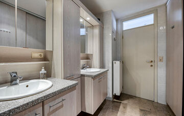 Midden in het centrum van Maaseik bevindt zich dit appartement op de derde verdieping van een imposant herenhuis. De woning werd omstreeks 1651 “In de Soete Naem” genoemd, later in 1710 werd dit herenhuis aangepast aan de late Maasstijl en werd de naa