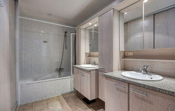 Midden in het centrum van Maaseik bevindt zich dit appartement op de derde verdieping van een imposant herenhuis. De woning werd omstreeks 1651 “In de Soete Naem” genoemd, later in 1710 werd dit herenhuis aangepast aan de late Maasstijl en werd de naa