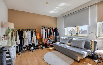 Midden in het centrum van Maaseik bevindt zich dit appartement op de derde verdieping van een imposant herenhuis. De woning werd omstreeks 1651 “In de Soete Naem” genoemd, later in 1710 werd dit herenhuis aangepast aan de late Maasstijl en werd de naa