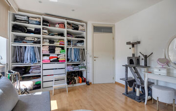 Midden in het centrum van Maaseik bevindt zich dit appartement op de derde verdieping van een imposant herenhuis. De woning werd omstreeks 1651 “In de Soete Naem” genoemd, later in 1710 werd dit herenhuis aangepast aan de late Maasstijl en werd de naa