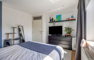 Midden in het centrum van Maaseik bevindt zich dit appartement op de derde verdieping van een imposant herenhuis. De woning werd omstreeks 1651 “In de Soete Naem” genoemd, later in 1710 werd dit herenhuis aangepast aan de late Maasstijl en werd de naa