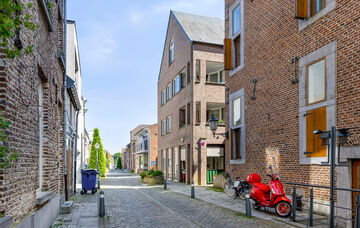 Midden in het centrum van Maaseik bevindt zich dit appartement op de derde verdieping van een imposant herenhuis. De woning werd omstreeks 1651 “In de Soete Naem” genoemd, later in 1710 werd dit herenhuis aangepast aan de late Maasstijl en werd de naa