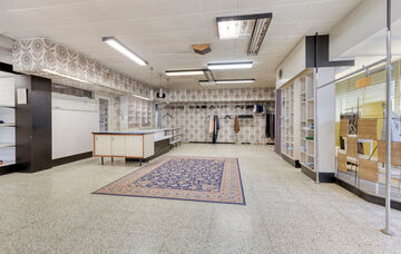Charmante vrijstaande woning met handelspand in het hart van Kortenaken – voormalig “Kleding Arnauts”

Deze vrijstaande woning met handelspand bevindt zich op een unieke locatie in het centrum van Kortenaken, vlak naast de Sint-Amor kerk en de rivie