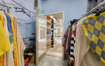 Charmante vrijstaande woning met handelspand in het hart van Kortenaken – voormalig “Kleding Arnauts”

Deze vrijstaande woning met handelspand bevindt zich op een unieke locatie in het centrum van Kortenaken, vlak naast de Sint-Amor kerk en de rivie