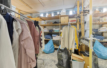 Charmante vrijstaande woning met handelspand in het hart van Kortenaken – voormalig “Kleding Arnauts”

Deze vrijstaande woning met handelspand bevindt zich op een unieke locatie in het centrum van Kortenaken, vlak naast de Sint-Amor kerk en de rivie